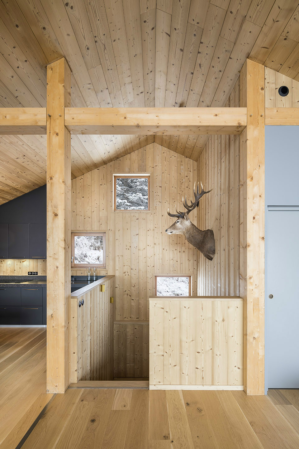 當(dāng)原木遇上雪花別有情調(diào)，雪中木屋設(shè)計(jì)