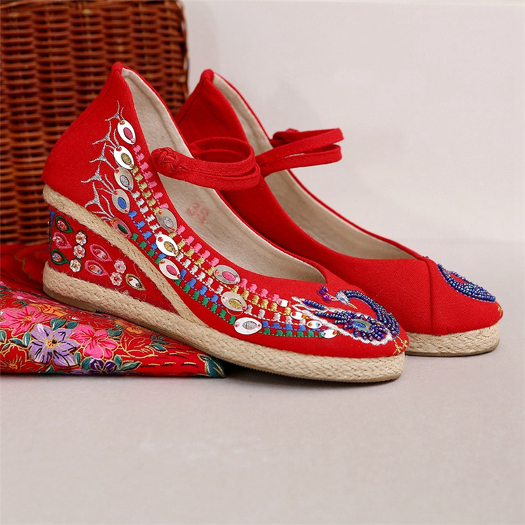 坡跟系帶繡花鞋，中式婚鞋
