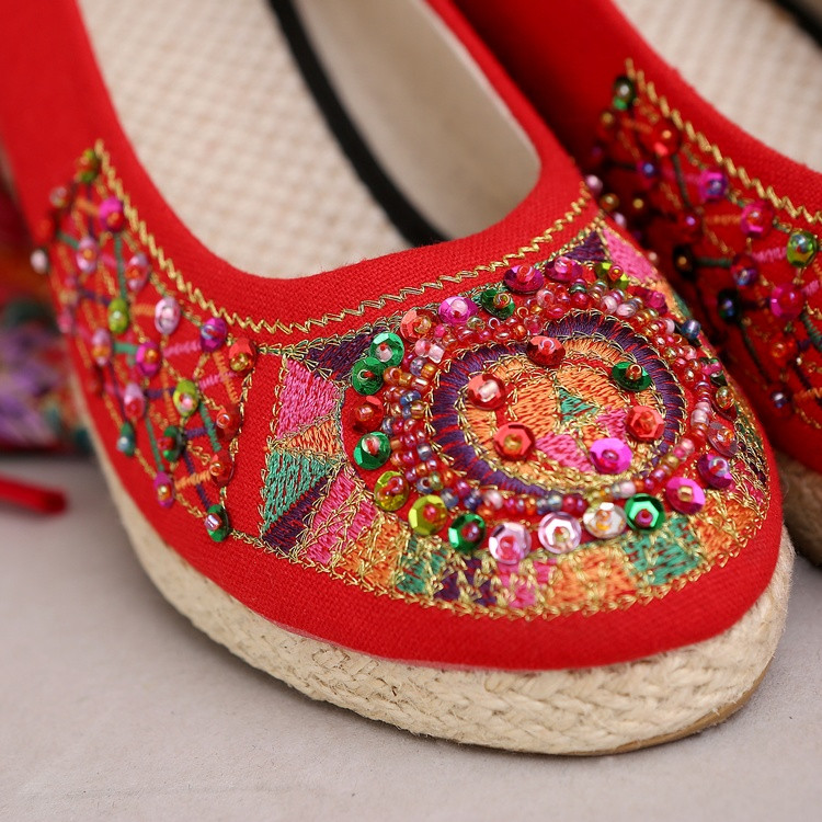 坡跟系帶繡花鞋，中式婚鞋