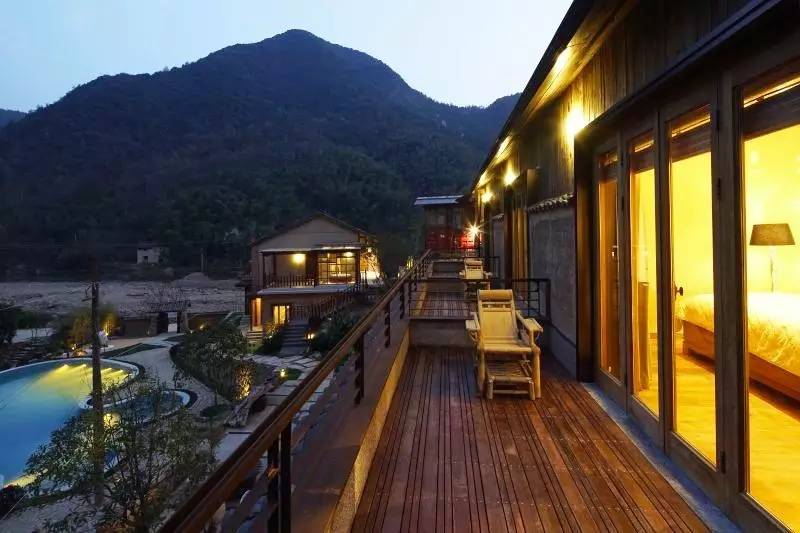 靜廬瀾柵，青山綿綿溪水潺潺