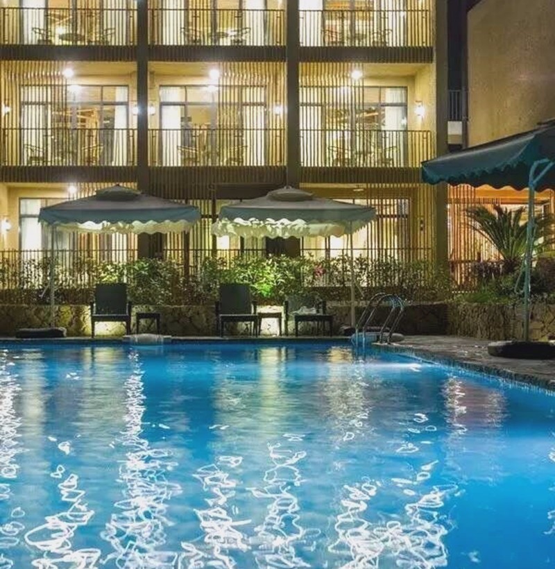 遙遠(yuǎn)的山，庭院里的蔚藍泳池