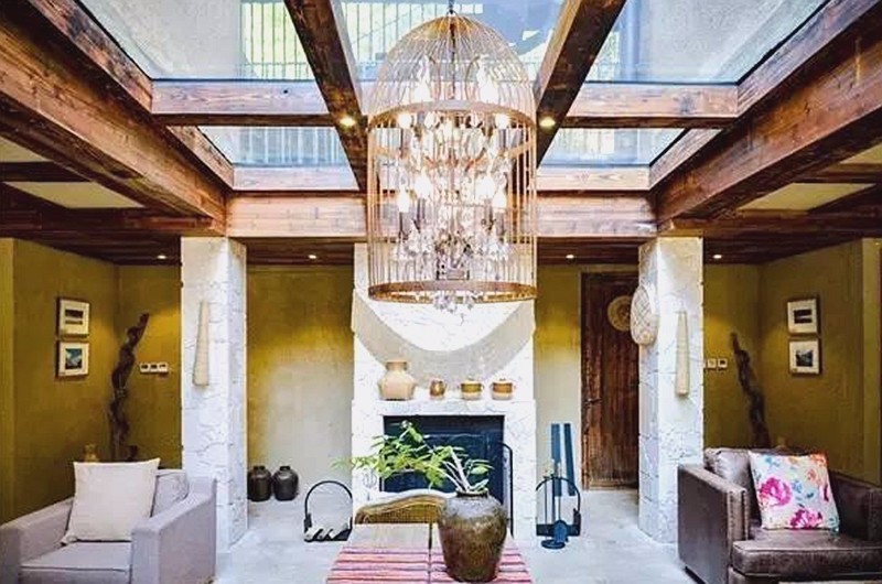 遙遠(yuǎn)的山，庭院里的蔚藍泳池