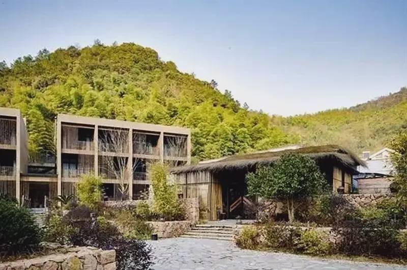 遙遠(yuǎn)的山，庭院里的蔚藍泳池