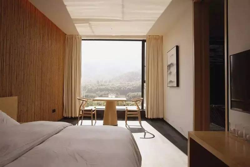 清研民宿，一塊草坪一方泳池