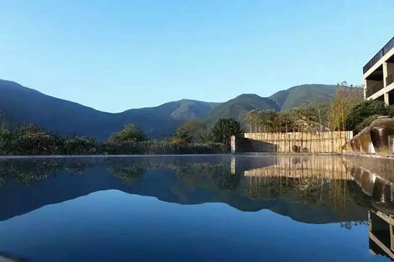 清研民宿，一塊草坪一方泳池