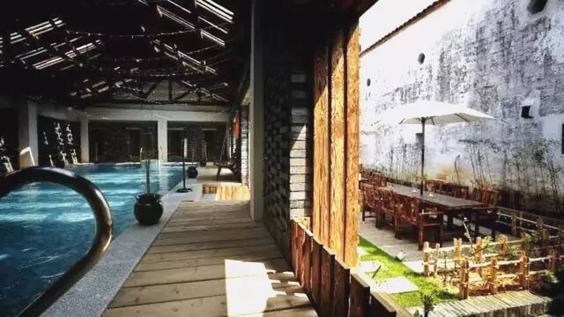 昱棧民宿，百年老宅里的星空泳池