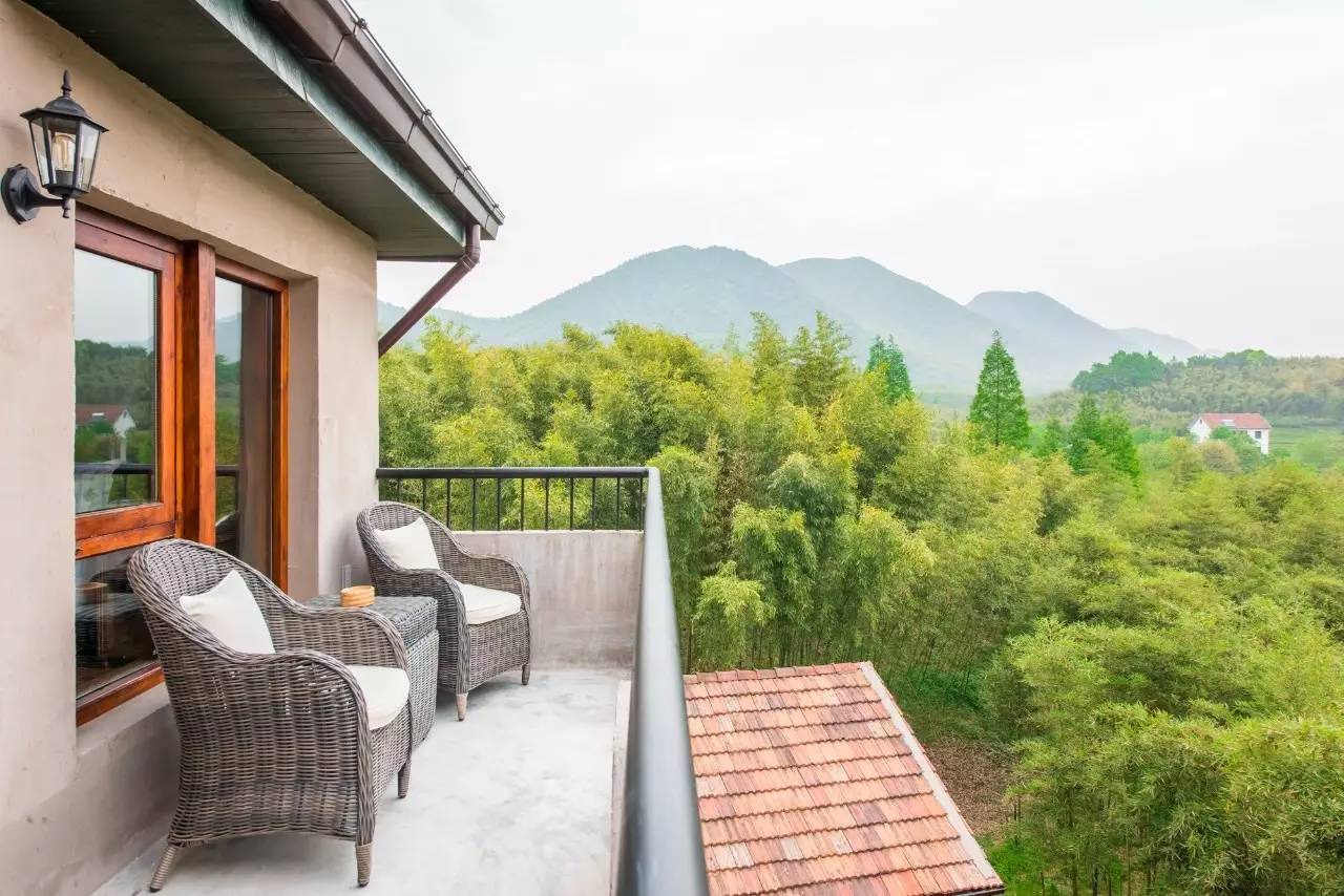 游子山居，推窗見山低頭有水