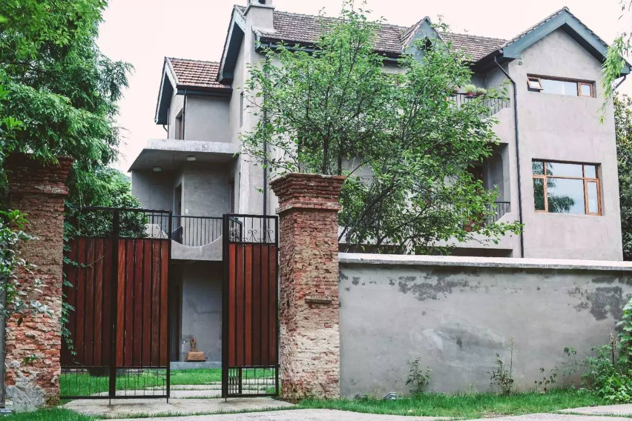 游子山居，推窗見山低頭有水