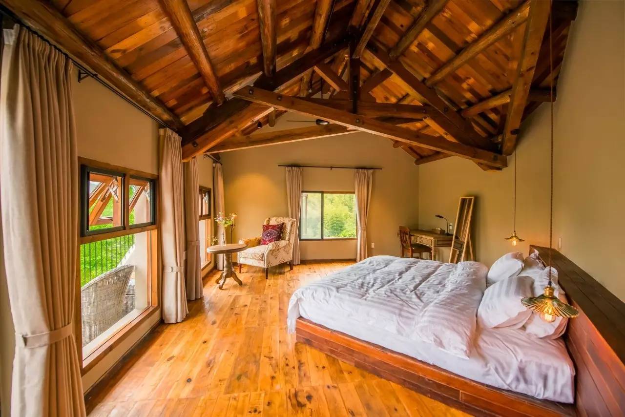 游子山居，推窗見山低頭有水