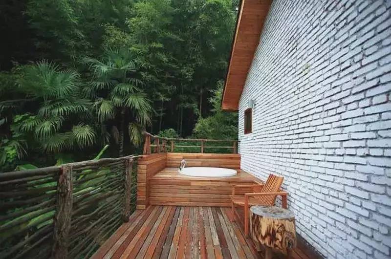 秘境民宿，倒影空寂山谷的一輪明鏡