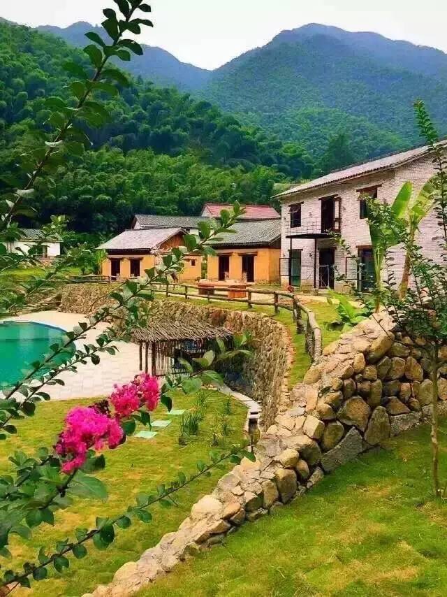 秘境民宿，倒影空寂山谷的一輪明鏡