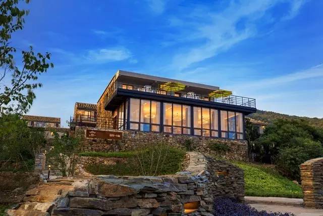 日出三舍，最美海岸線上的海景泳池