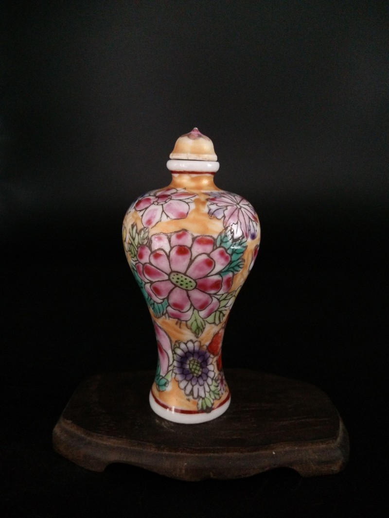 造型獨特的手繪牡丹菊花圖鼻煙壺