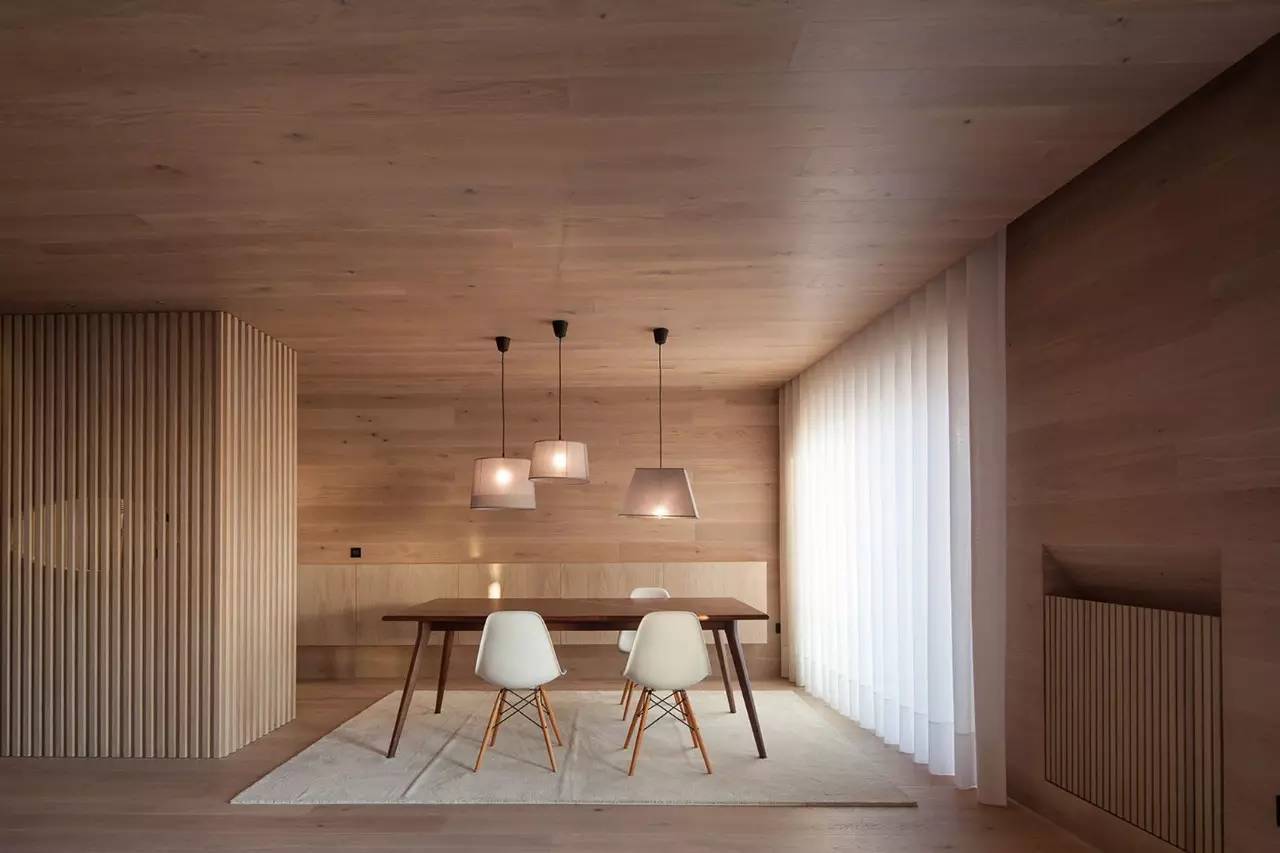 極簡原木海邊度假小屋，中式裝修設計