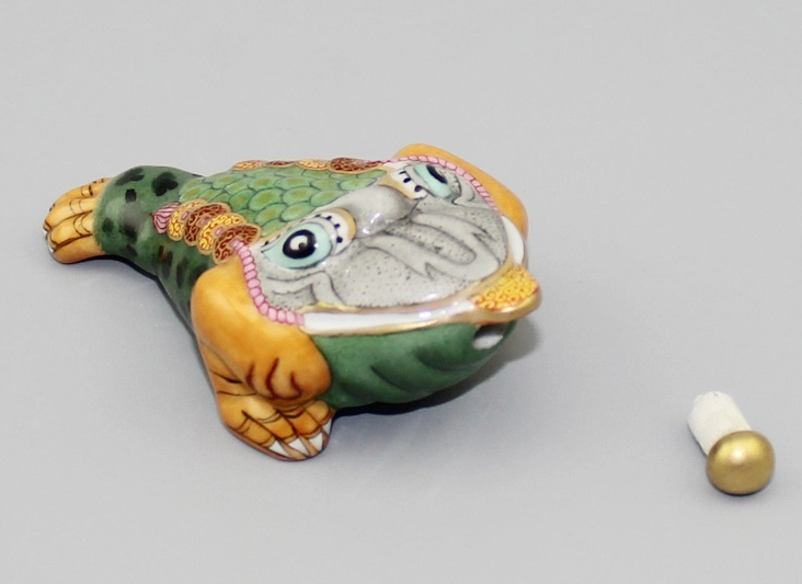 手工描金招財(cái)金蟾陶瓷鼻煙壺