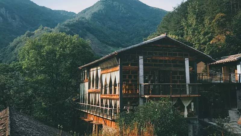 尋·尋客棧，一家超大藏書閣民宿設計