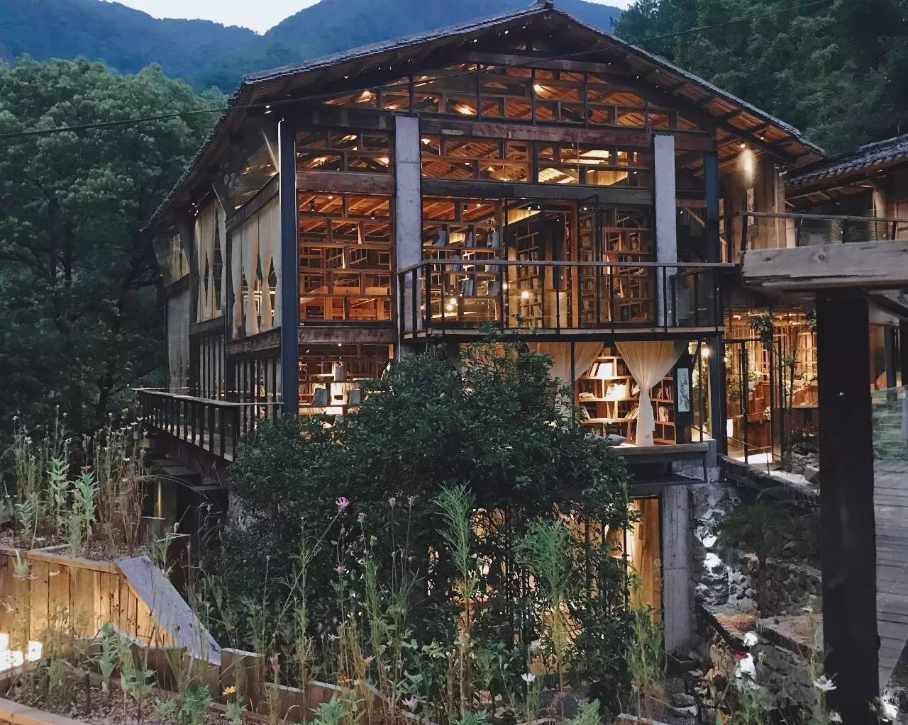 尋·尋客棧，一家超大藏書閣民宿設計