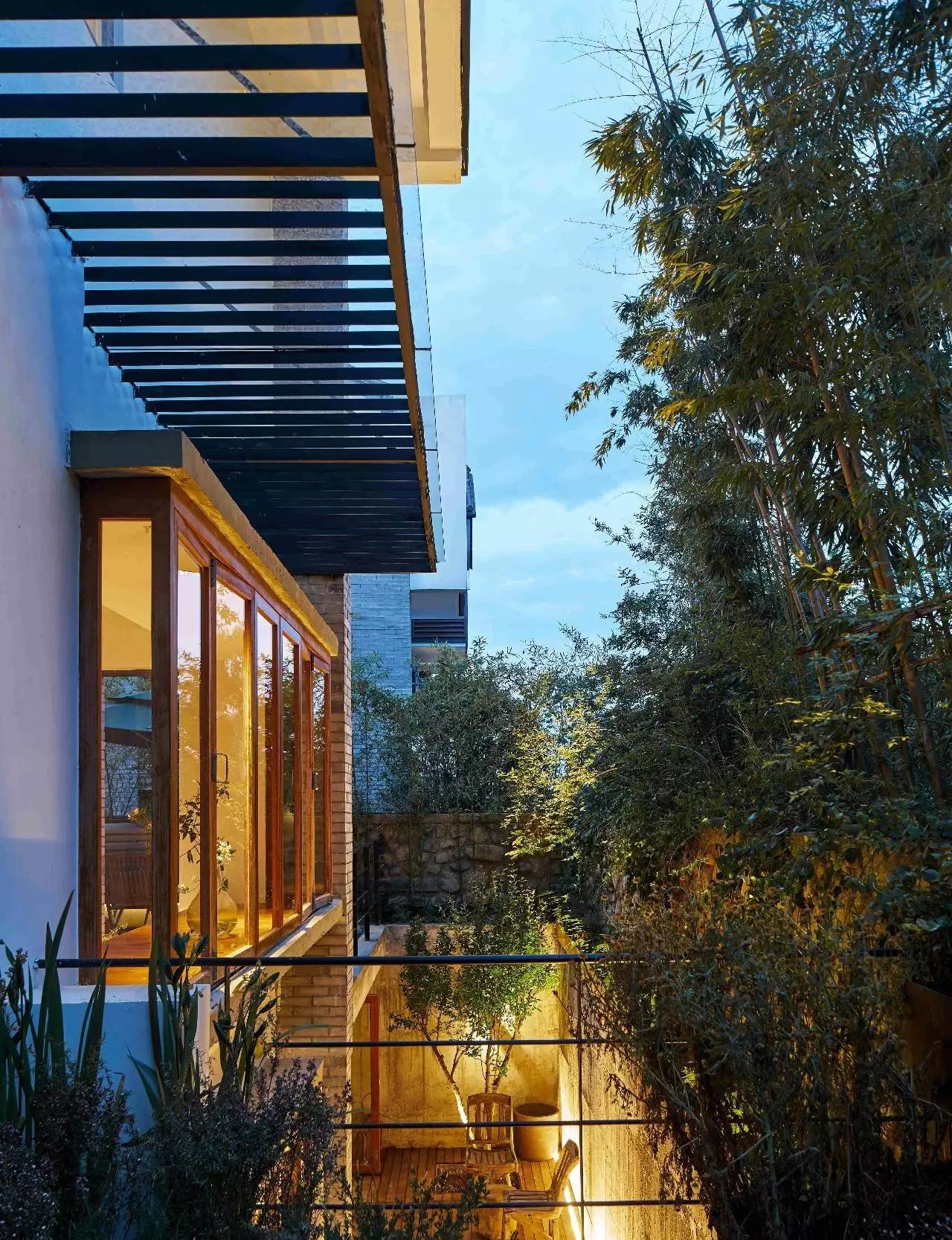 大理浥塵客舍，在山水間觀洱海日出望蒼山之巔