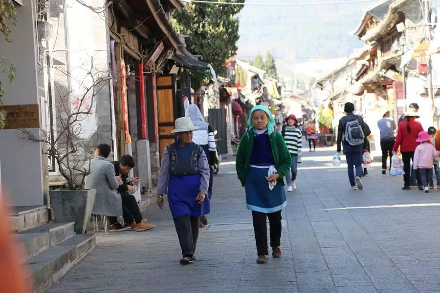 大理既下山，天光云影共徘徊