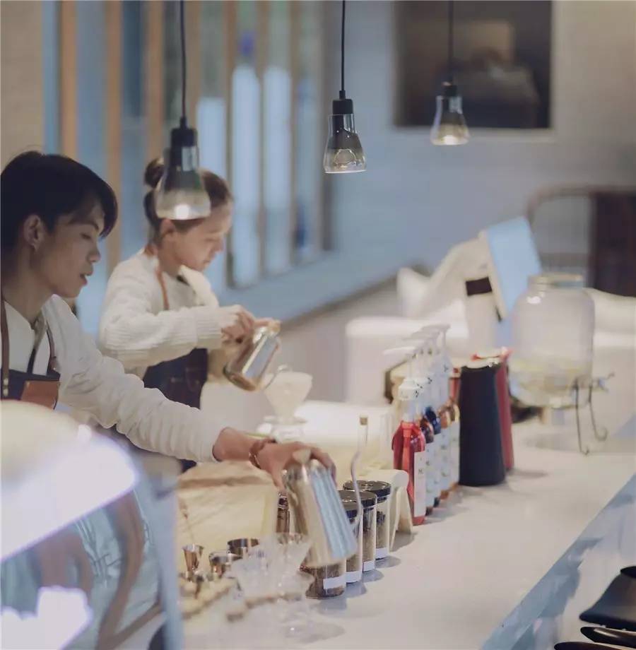 大理既下山，天光云影共徘徊