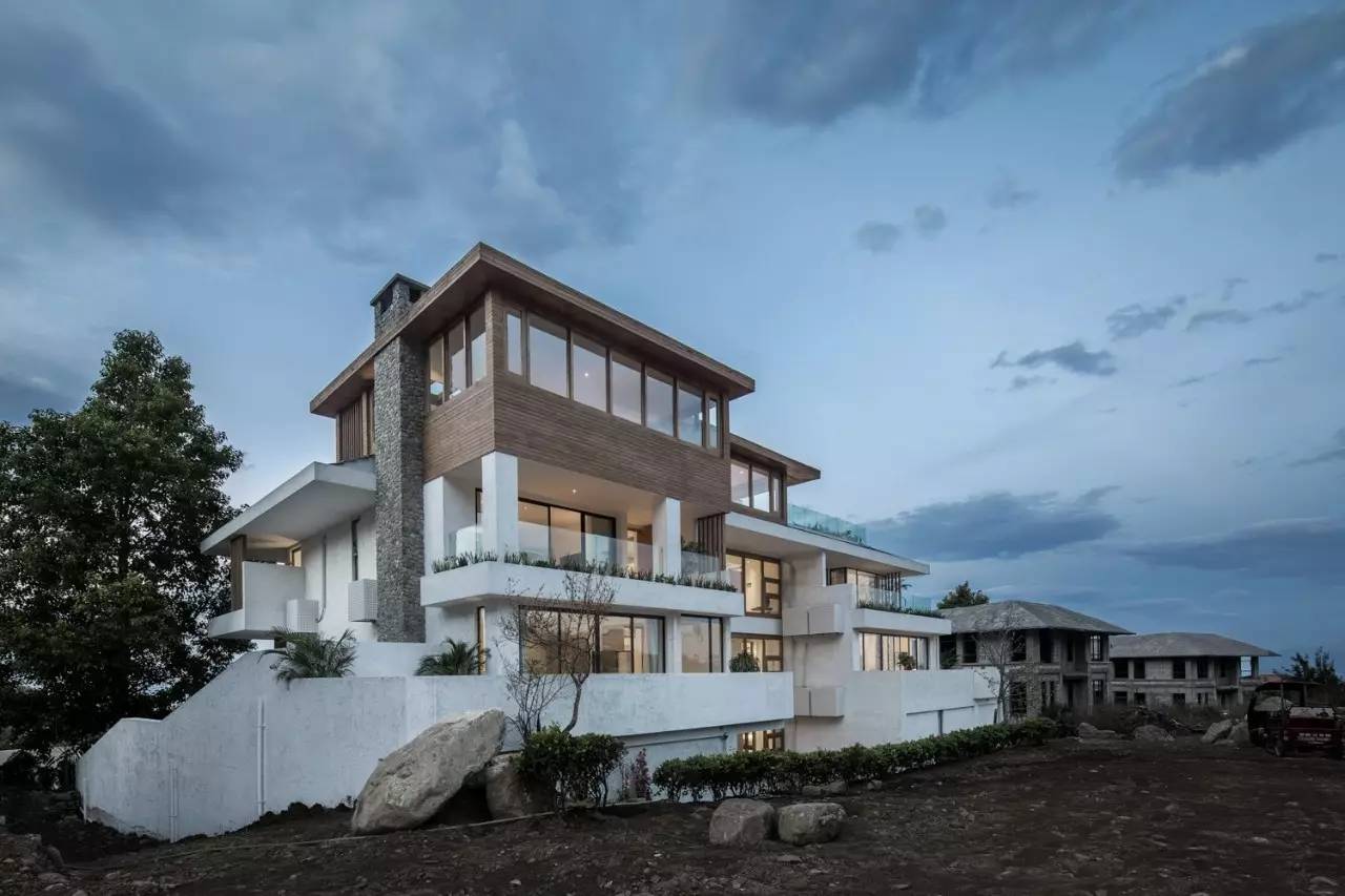 大理既下山，天光云影共徘徊