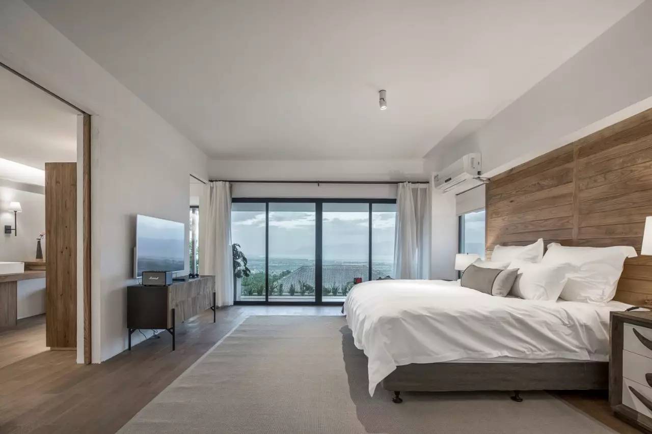 大理既下山，天光云影共徘徊