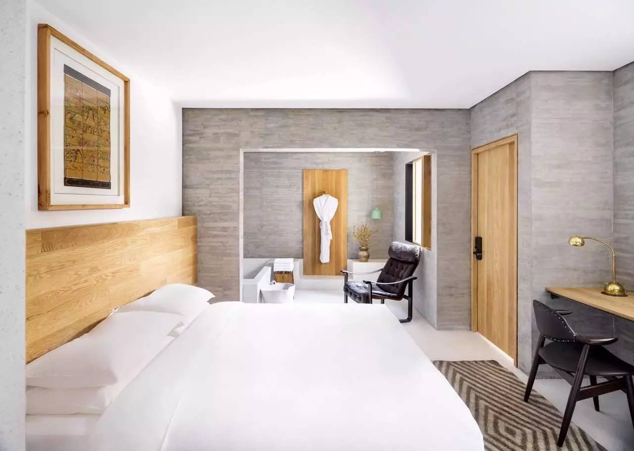 大理既下山，天光云影共徘徊