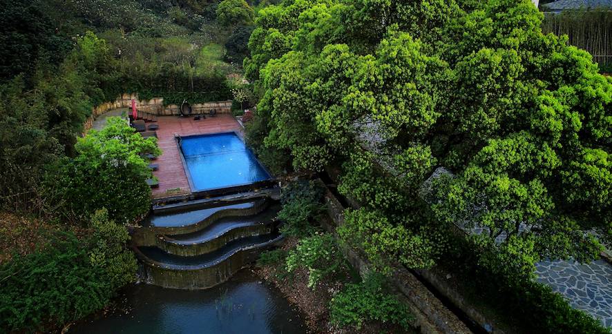 縹緲軒民宿，縹緲峰下伴山林美景泡一池私湯
