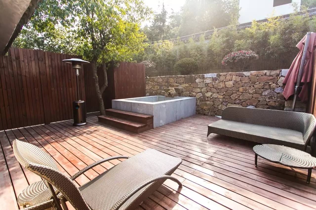 縹緲軒民宿，縹緲?lè)逑掳樯搅置谰芭菀怀厮綔? src="/wenxue/d/file/bigpic/190404/04/13-1FR0111005.jpg" style="height: 533px; width: 800px;" / data-Fwz6="2yqojZ"></p>
<p data-RQIV="FqC70S">
	　　從設(shè)計(jì)風(fēng)格、裝飾運(yùn)用，細(xì)節(jié)的布局，都很蘇州。</p>
<p data-kmV1="gy0XKJ">
	　　漫步在蘇式園林的長(zhǎng)廊中，聽(tīng)風(fēng)，聽(tīng)溪，聽(tīng)山，再放松不過(guò)。<br / data-2I88="vD7wH2">
	<img alt=