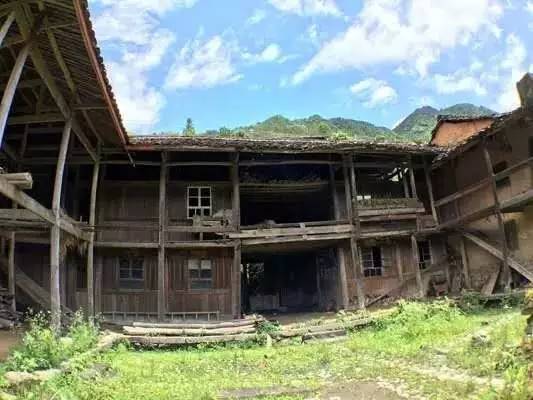 如隱·小佐居，半入溪水半入云