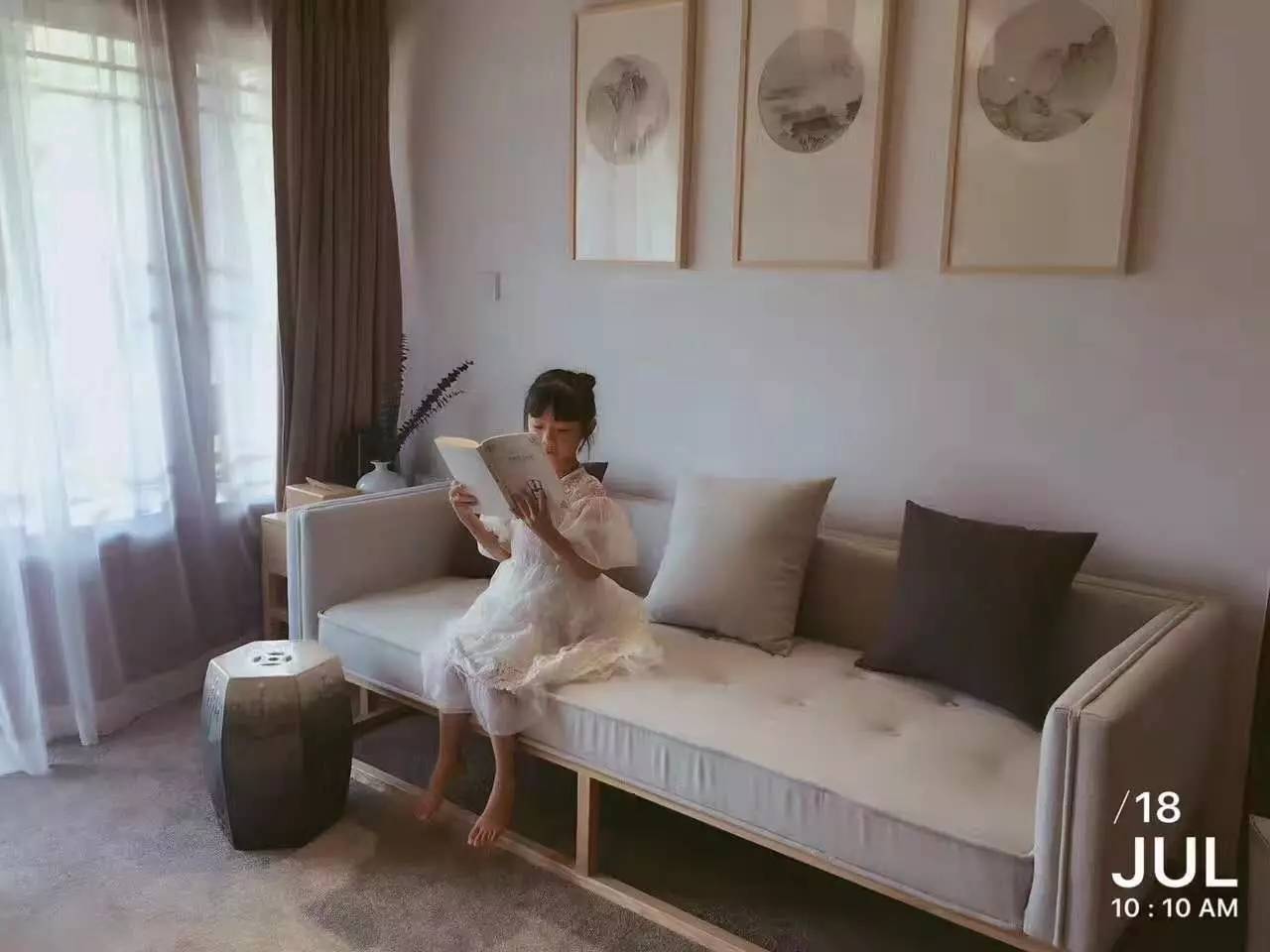 如隱·小佐居，半入溪水半入云