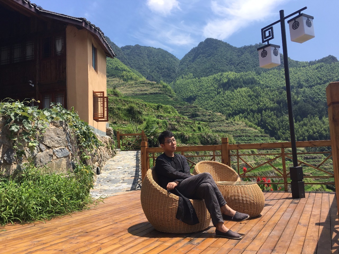 如隱·小佐居，半入溪水半入云