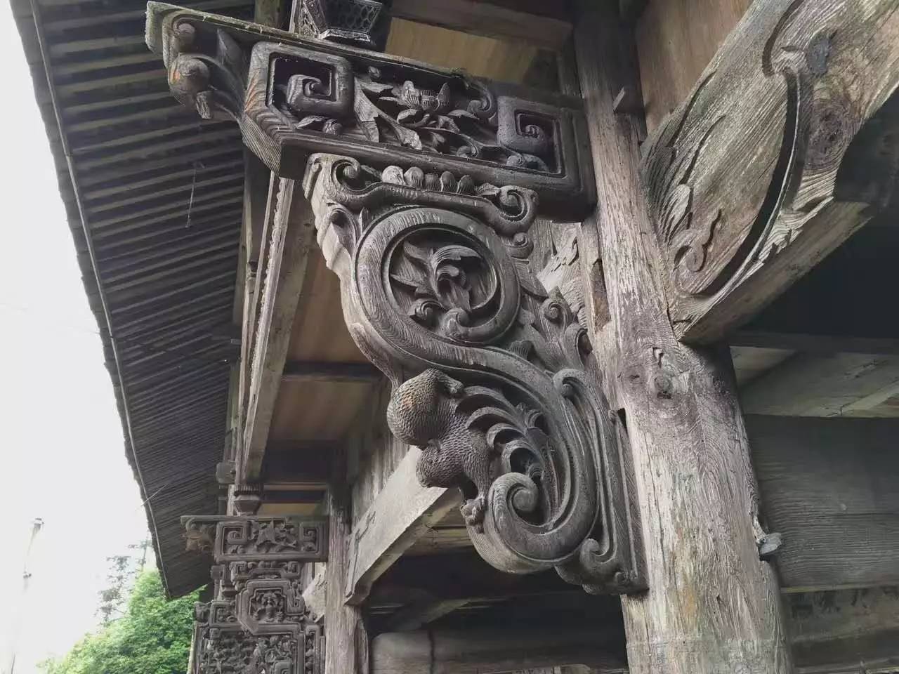 如隱·小佐居，半入溪水半入云