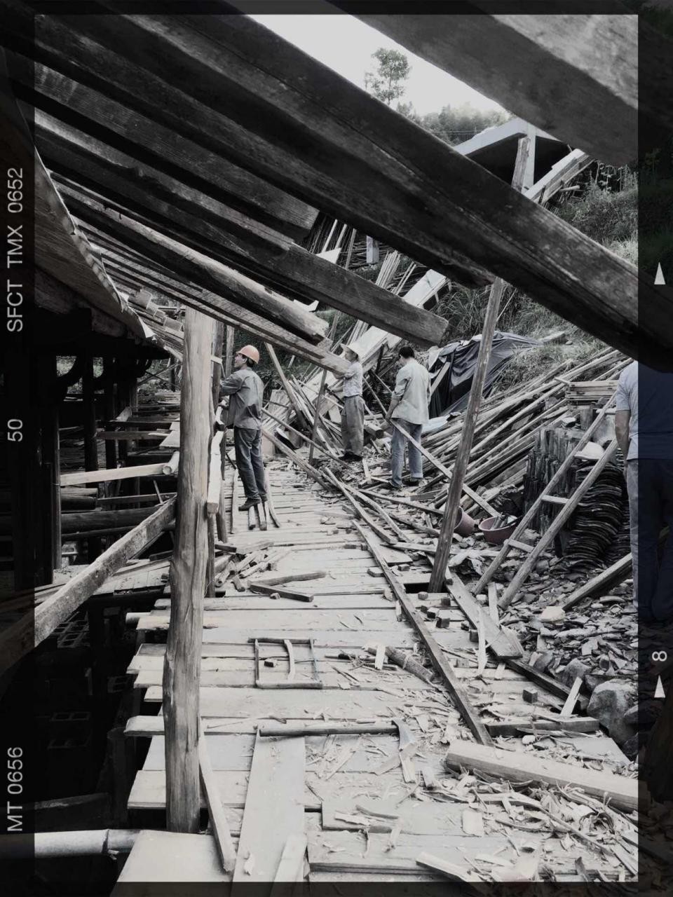 如隱·小佐居，半入溪水半入云