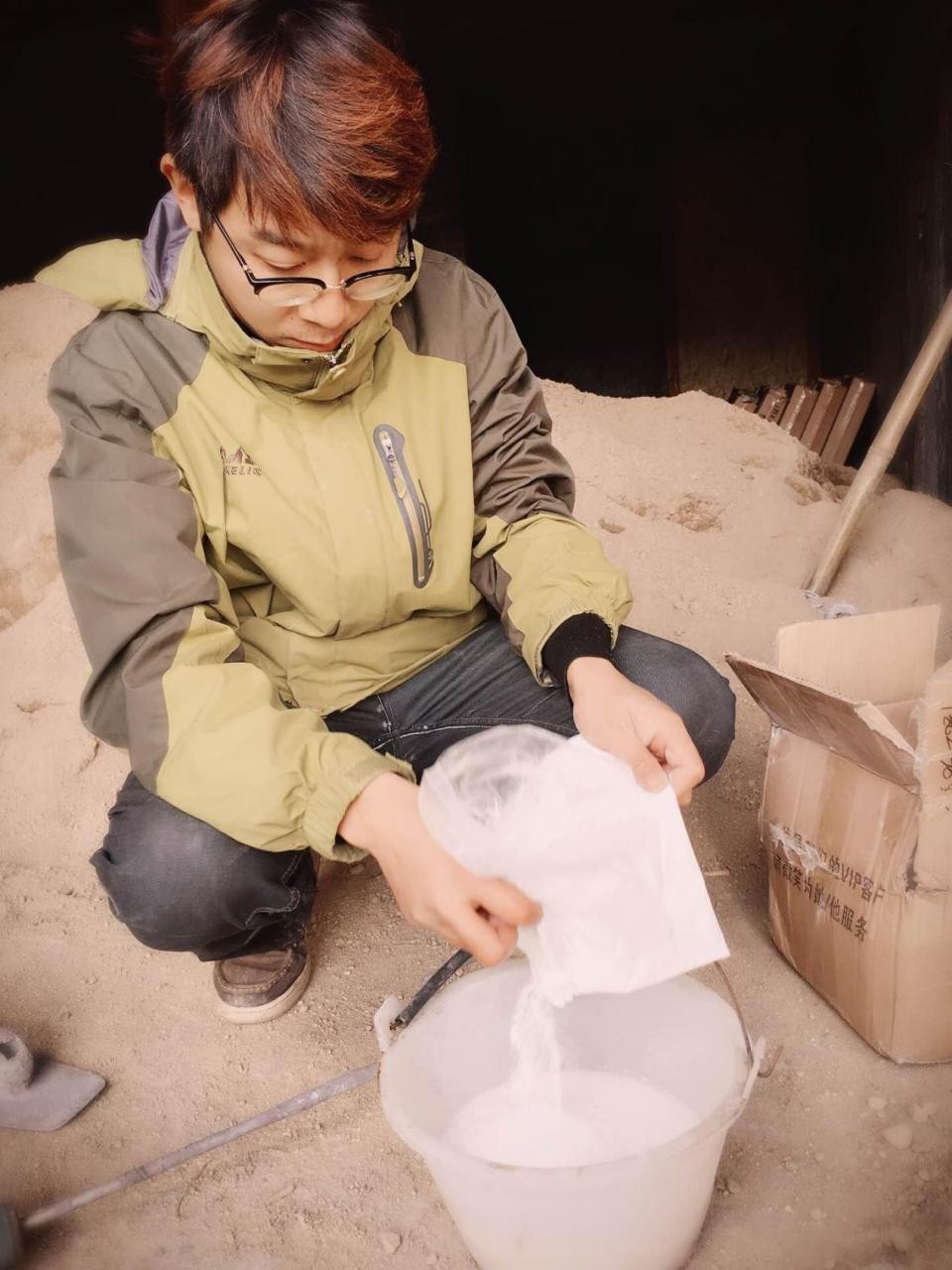 如隱·小佐居，半入溪水半入云