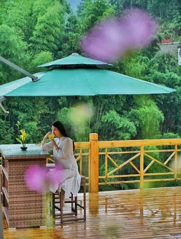 如隱·小佐居，半入溪水半入云