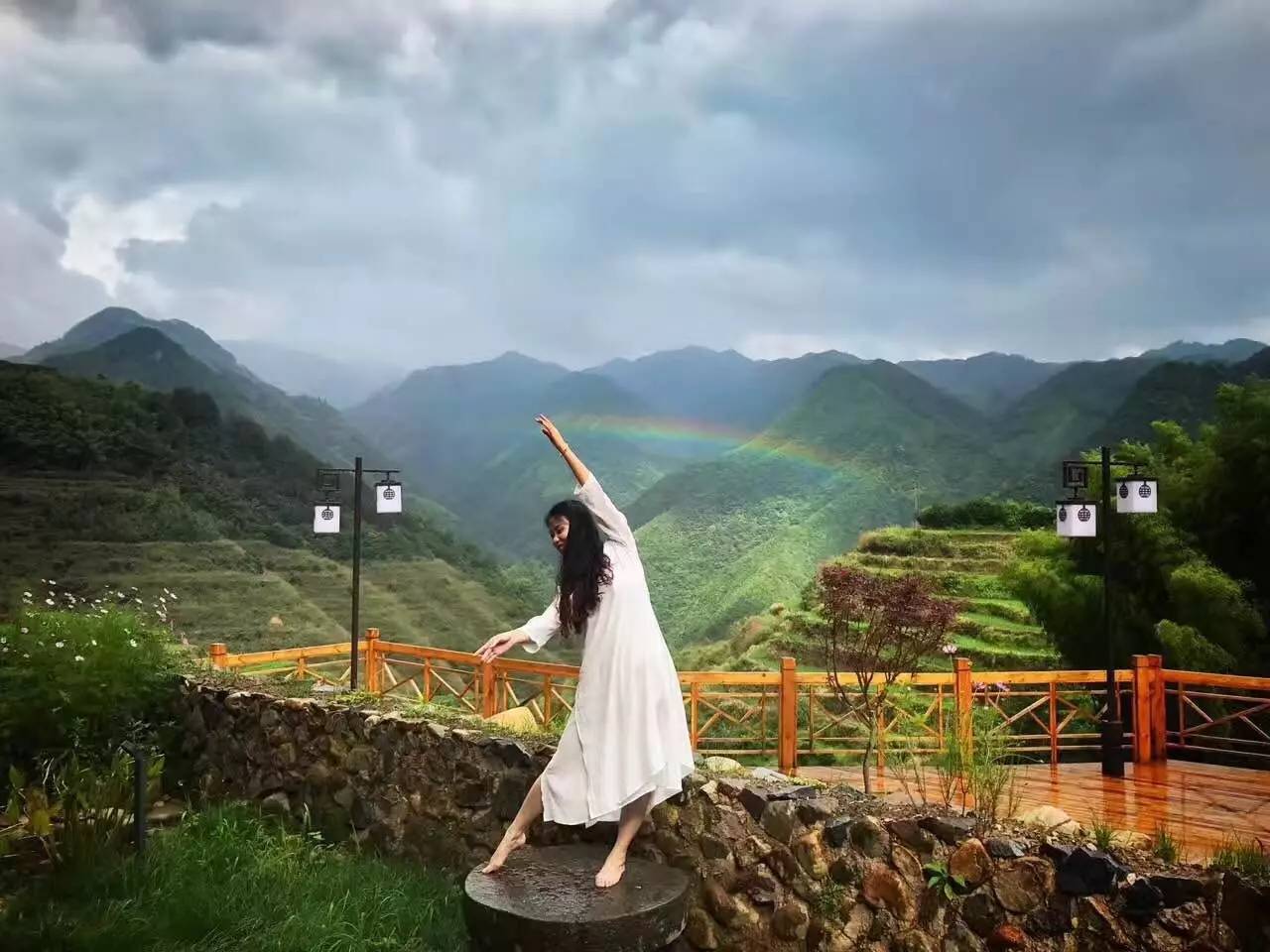 如隱·小佐居，半入溪水半入云