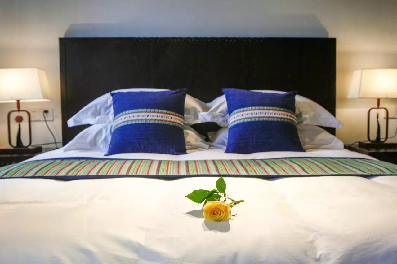 如隱·小佐居，半入溪水半入云