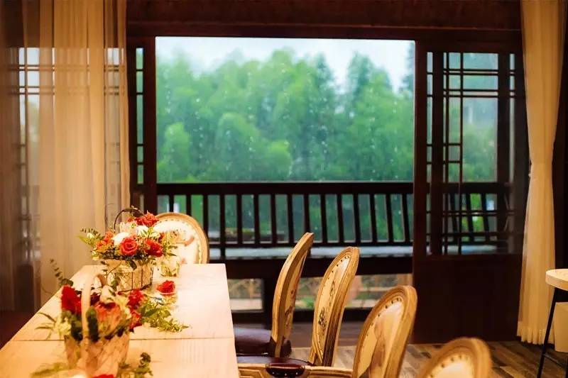 如隱·小佐居，半入溪水半入云