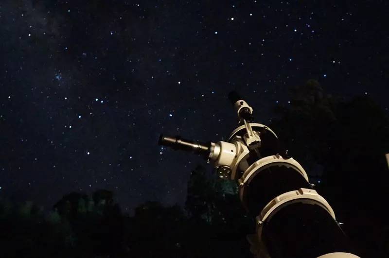 如隱·小佐居，半入溪水半入云