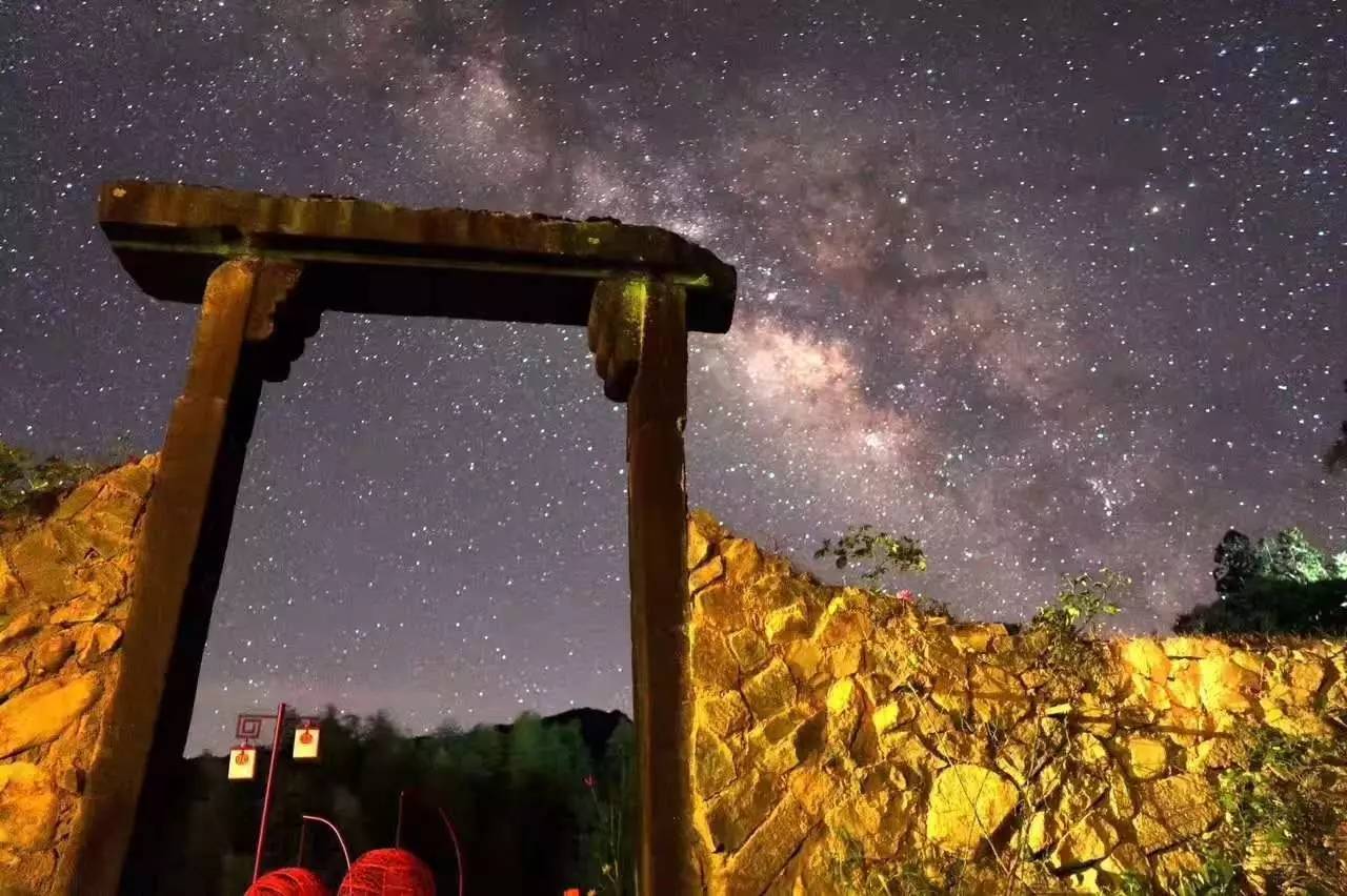 如隱·小佐居，半入溪水半入云