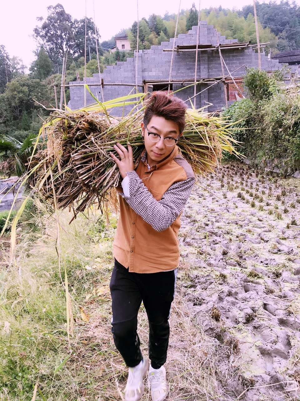 如隱·小佐居，半入溪水半入云