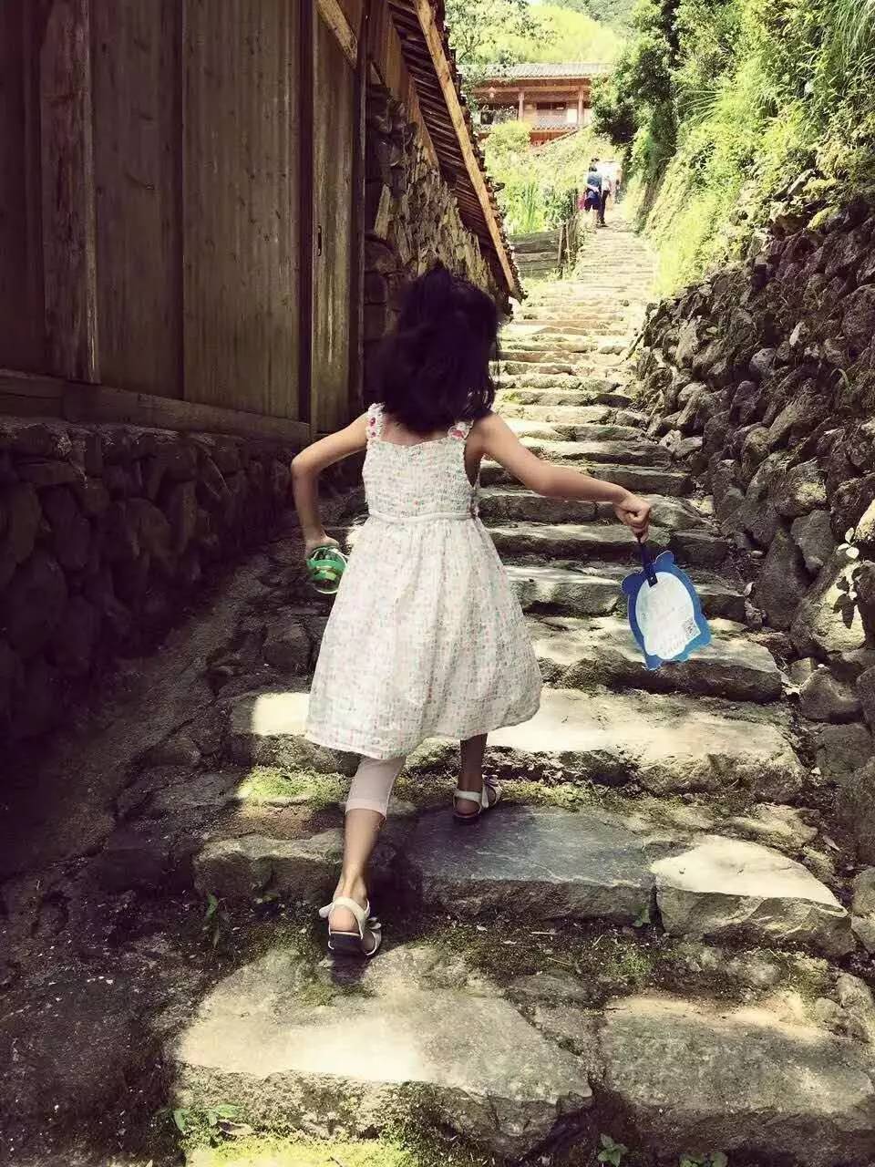 如隱·小佐居，半入溪水半入云