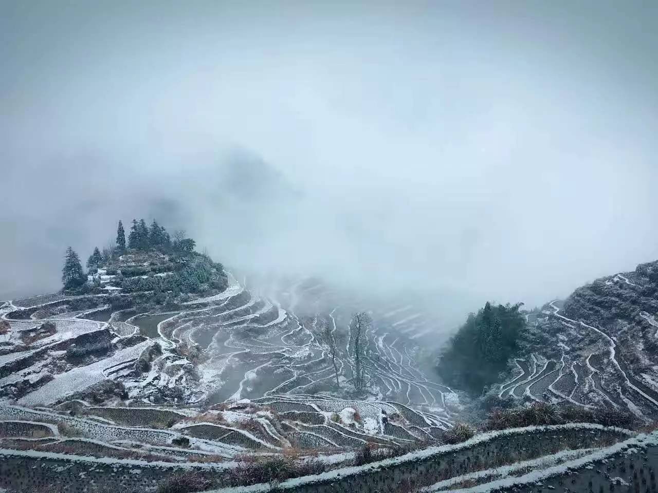 如隱·小佐居，半入溪水半入云