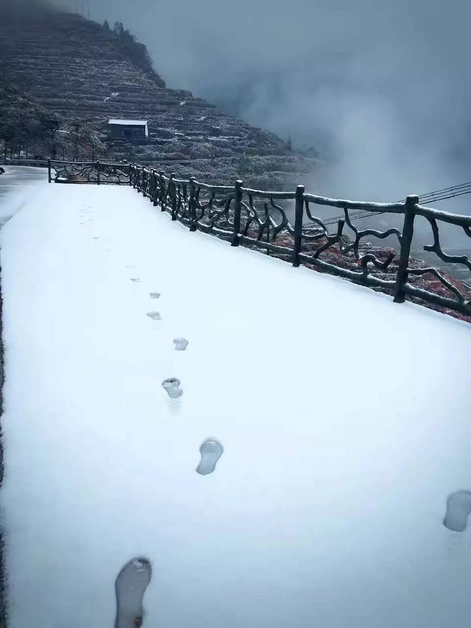 如隱·小佐居，半入溪水半入云