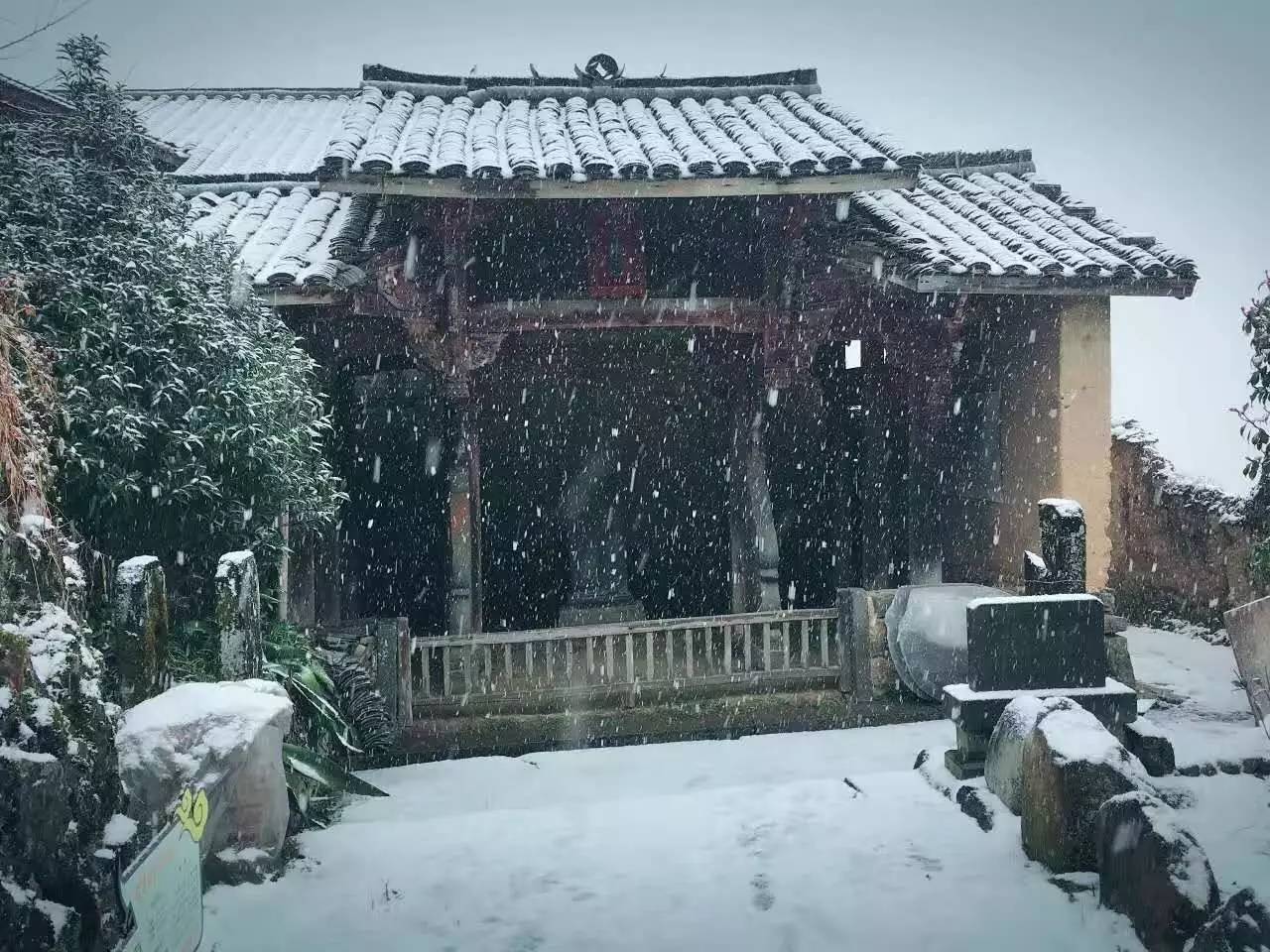 如隱·小佐居，半入溪水半入云