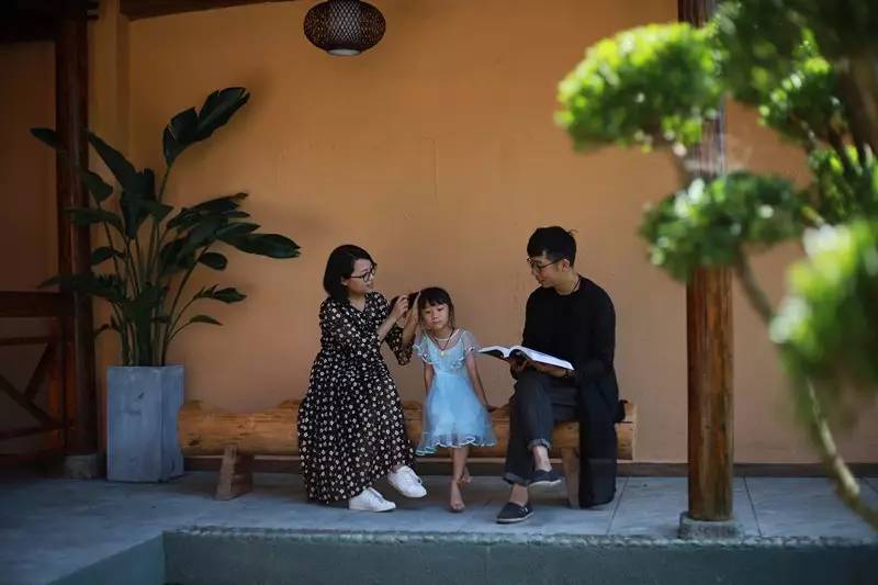 如隱·小佐居，半入溪水半入云