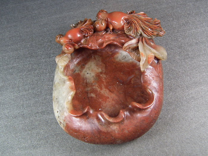 清代老紅壽山浮雕雙金魚(yú)荷葉金玉滿堂大水盂