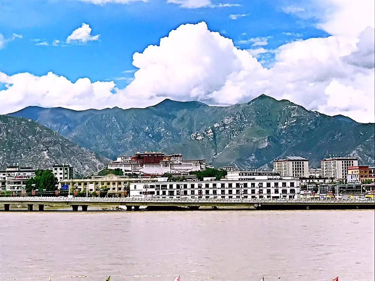 拉薩香格里拉酒店，睡在世界屋脊之上