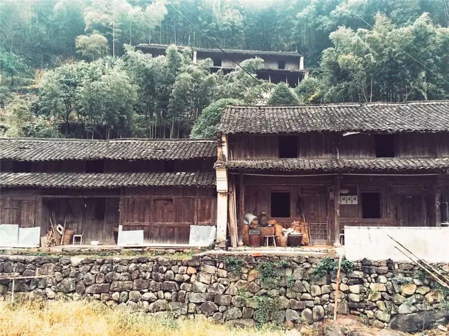 棲霞山居，溪流環(huán)繞在古村落捕魚看霞光